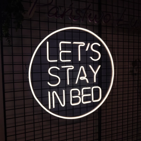 Neon LED Let’s Stay in Bed – dekoracja do sypialni