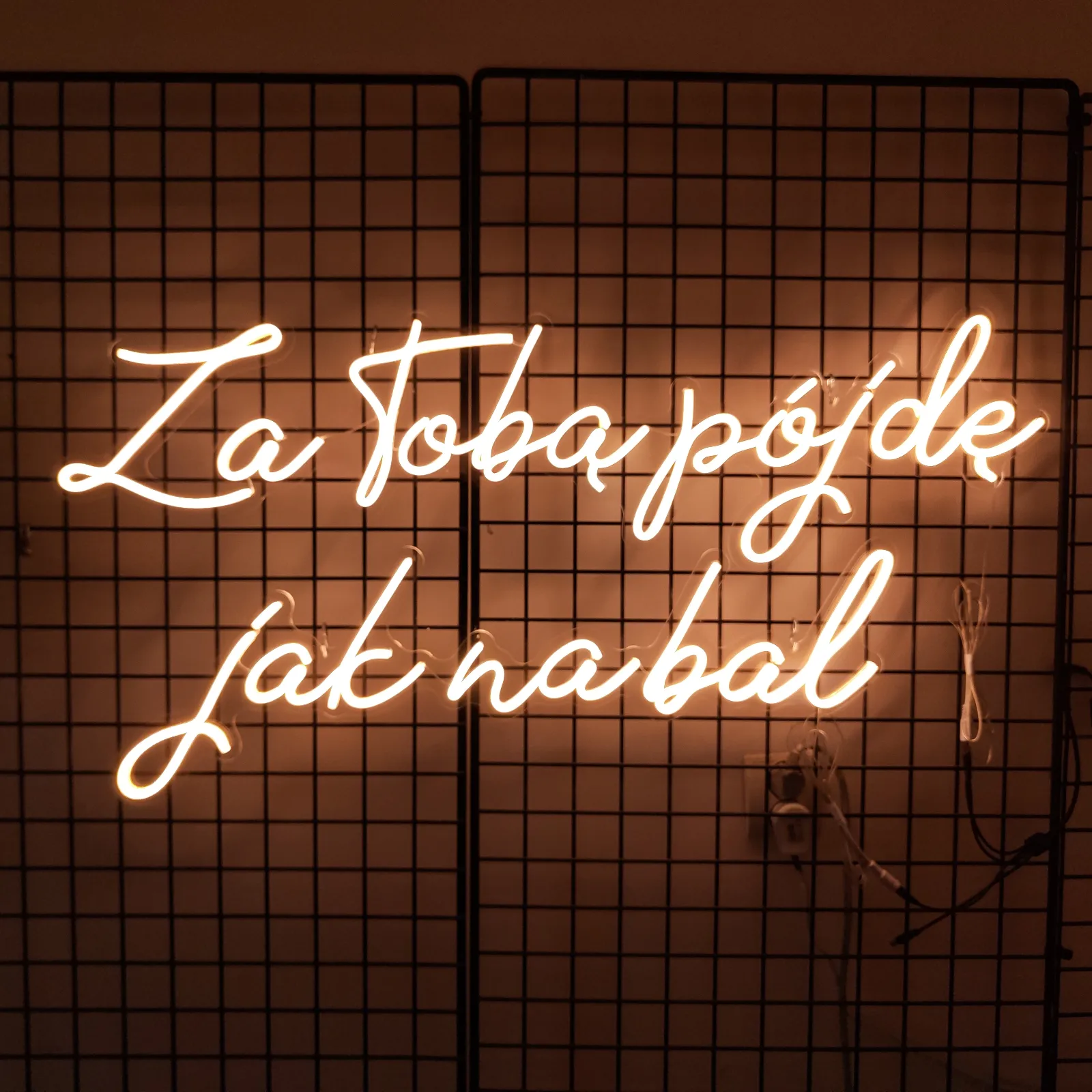 Neon z cytatem na wesele – napis LED z mottem lub hasłem
