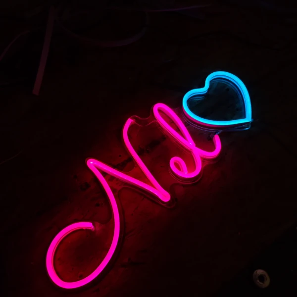 Neon LED z inicjałami i sercem – różowo-niebieski, do sypialni