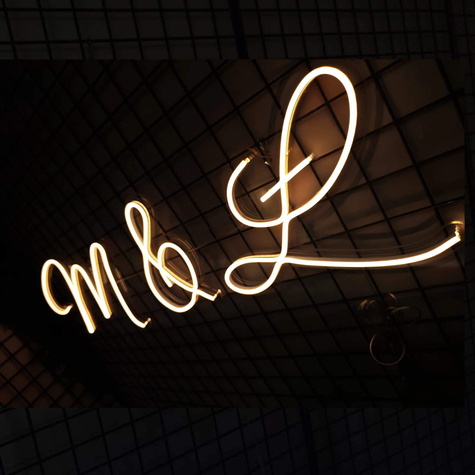 Neon z inicjałami – elegancka dekoracja LED na ślub lub prezent