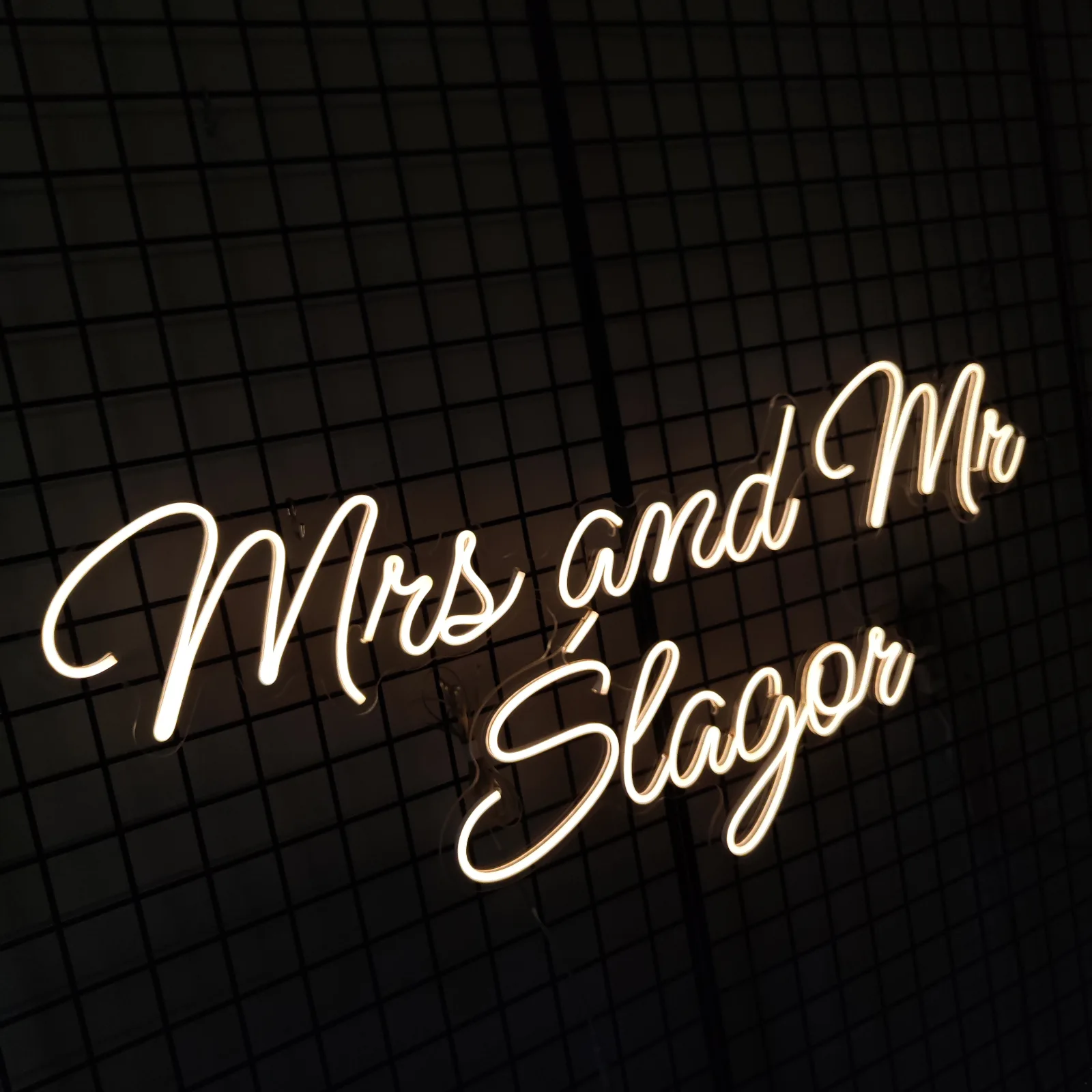 Neon Mr & Mrs – dekoracja weselna LED z nazwiskiem nowożeńców