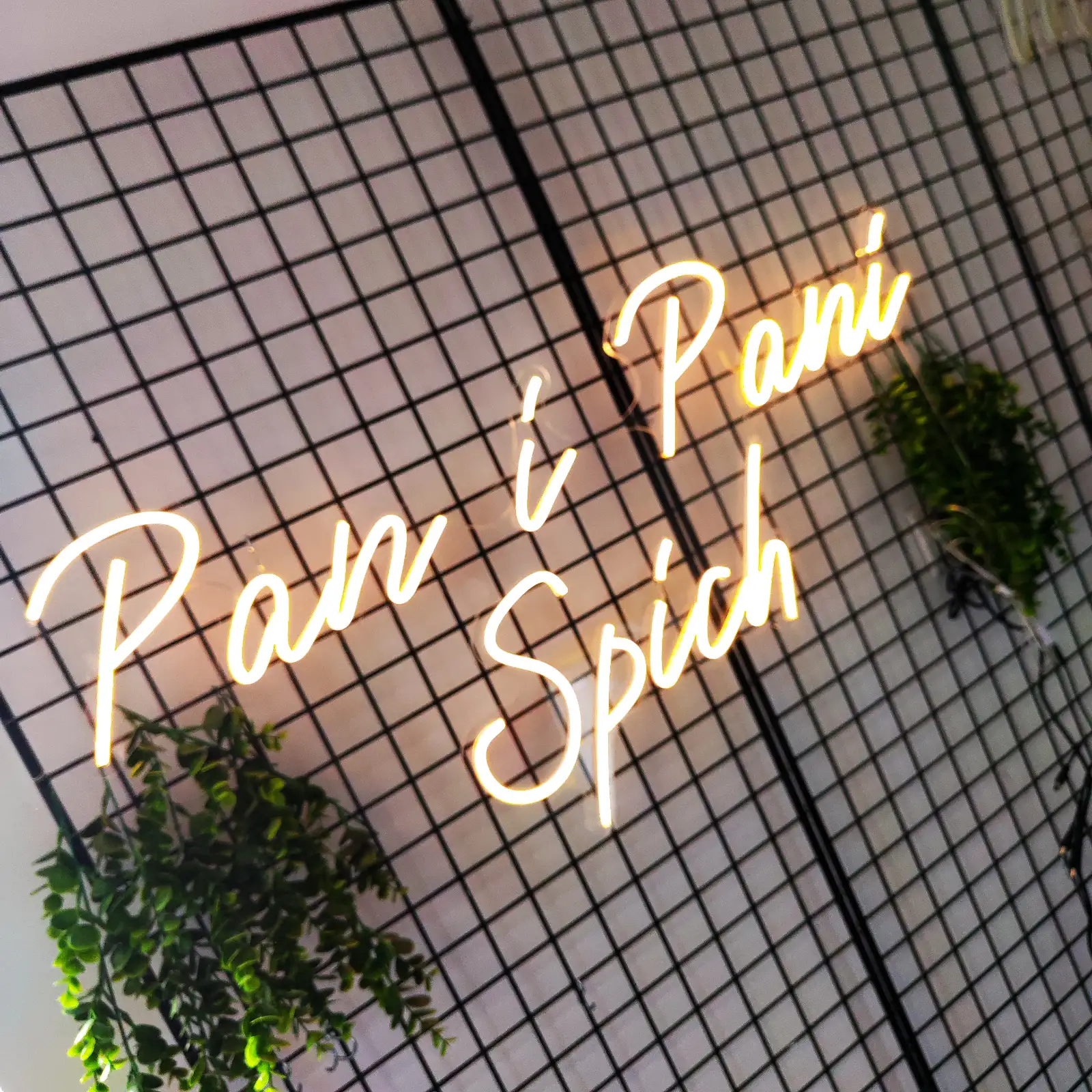 Neon LOVE jako dekoracja ślubna – tło za Parą Młodą