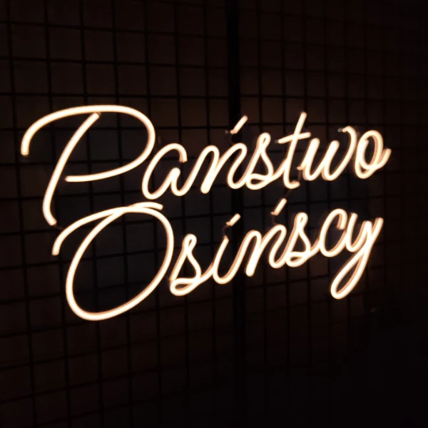 Personalizowany neon LED – napis Państwo Osińscy na ścianę weselną