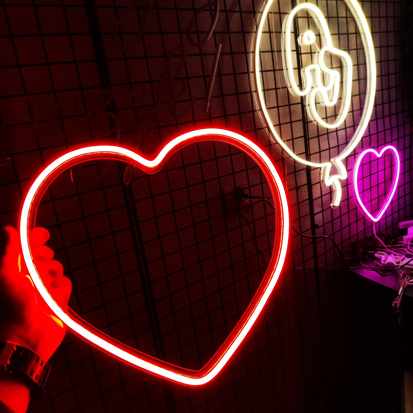 Neon serce LED – romantyczna dekoracja na wesele