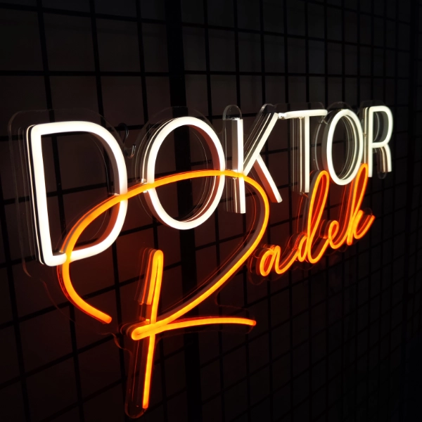Personalizowany neon LED Doktor Radek – biało-pomarańczowy, do sypialni