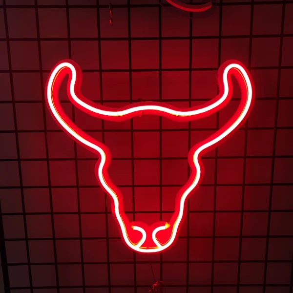 Neon LED Głowa Byka – czerwony symbol do pokoju