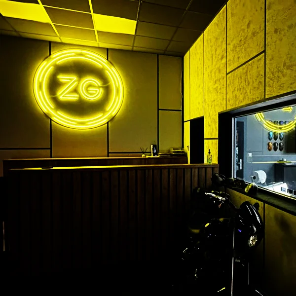 Neon LED ZG – żółte logo w okręgu, dekoracja garażu lub warsztatu
