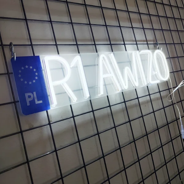 Neon LED z tablicą rejestracyjną – wersja jasna, drugi widok