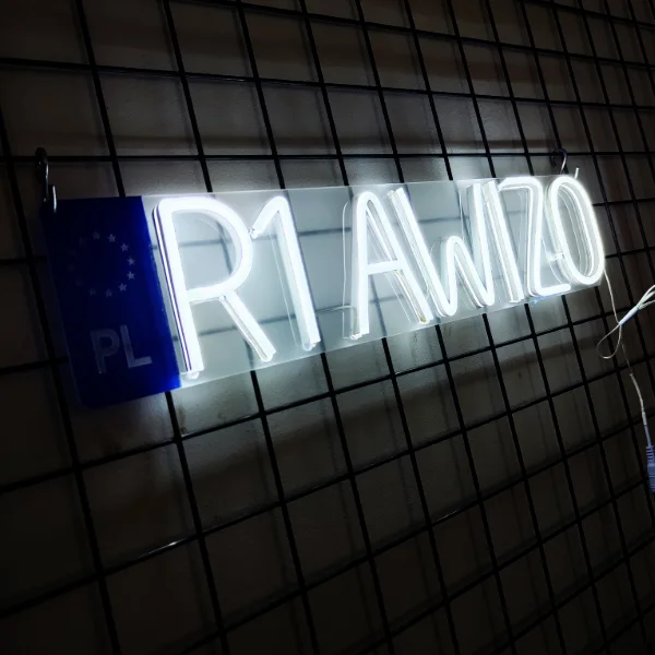 Neon LED z tablicą rejestracyjną do garażu