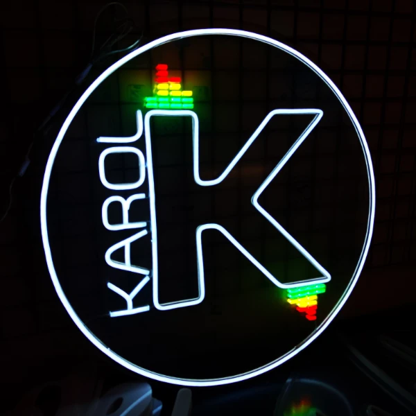 Personalizowany neon LED Karol K – okrągły z equalizerem RGB, do pokoju gracza