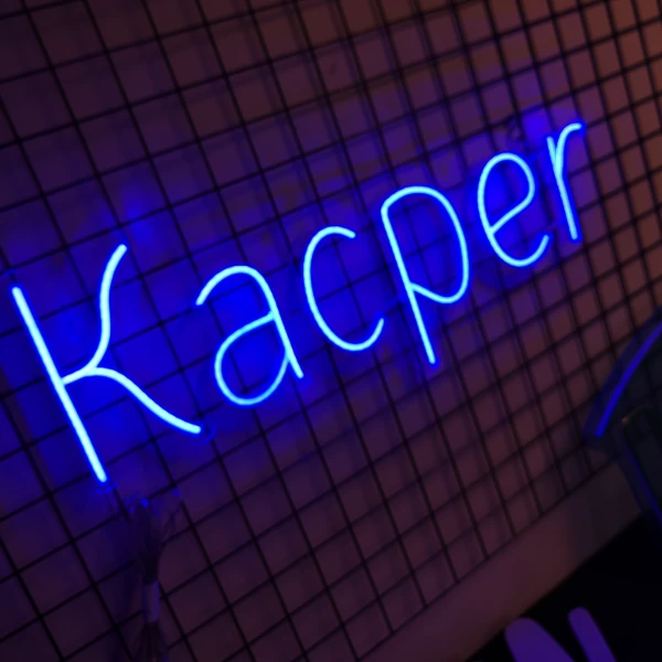 Personalizowany neon LED z imieniem Kacper – niebieski, do pokoju dziecięcego