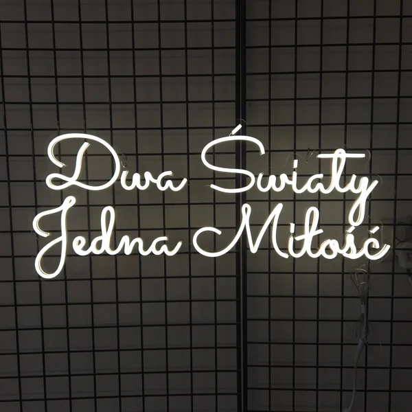 Neon z mottem Dwa Światy Jedna Miłość – dekoracja LED na wesele