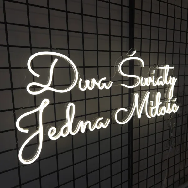 Neon z mottem Dwa Światy Jedna Miłość – ujęcie pod kątem