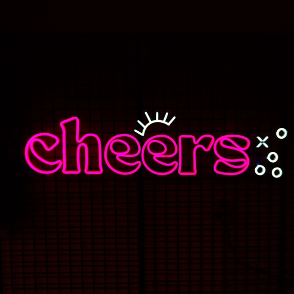 Neon do baru „CHEERS” – dekoracja LED do lokalu i strefy barowej