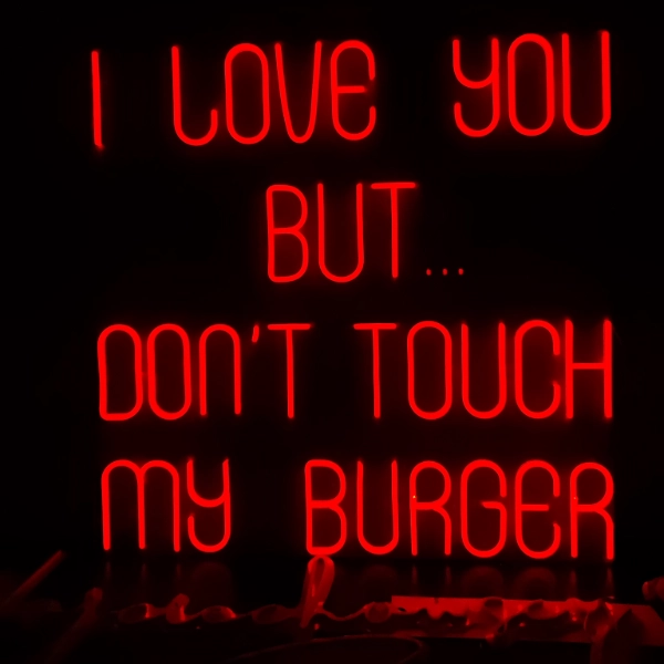 Neon do baru „I LOVE YOU BUT DON'T TOUCH MY BURGER” – dekoracja LED do wnętrza lokalu