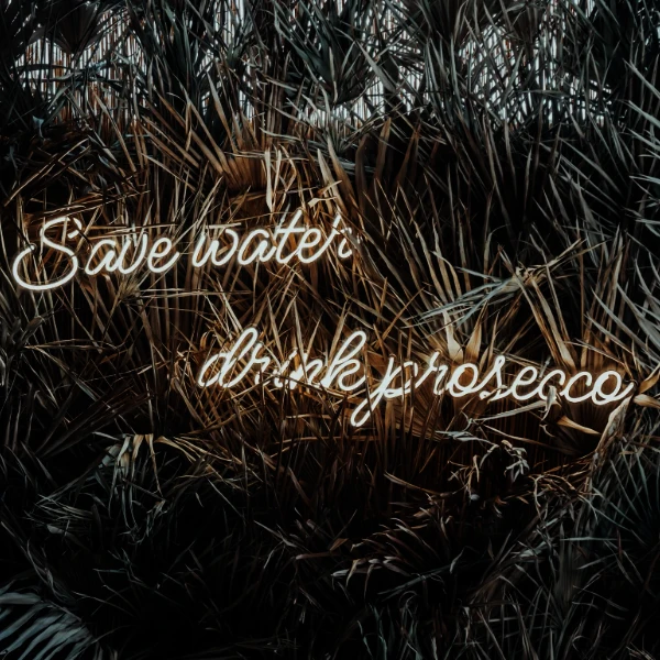 Neon do baru „SAVE WATER DRINK PROSECCO” – napis LED do lokalu gastronomicznego