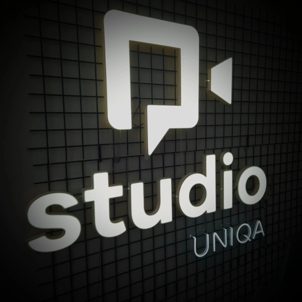 Ledon z logo Studio UNIQA – świecące litery LED do biura lub lokalu usługowego