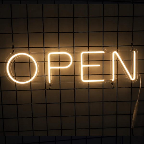 Neon OPEN w kolorze ciepłym do witryny sklepu lub lokalu usługowego
