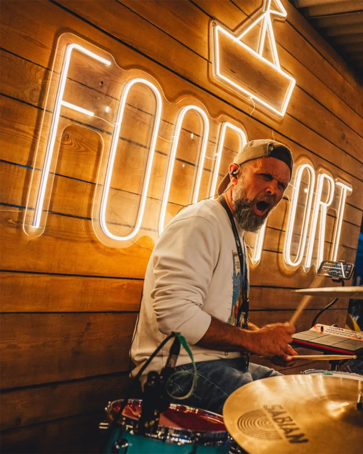 Neon zewnętrzny FOOD PORT przy scenie eventowej i strefie muzycznej