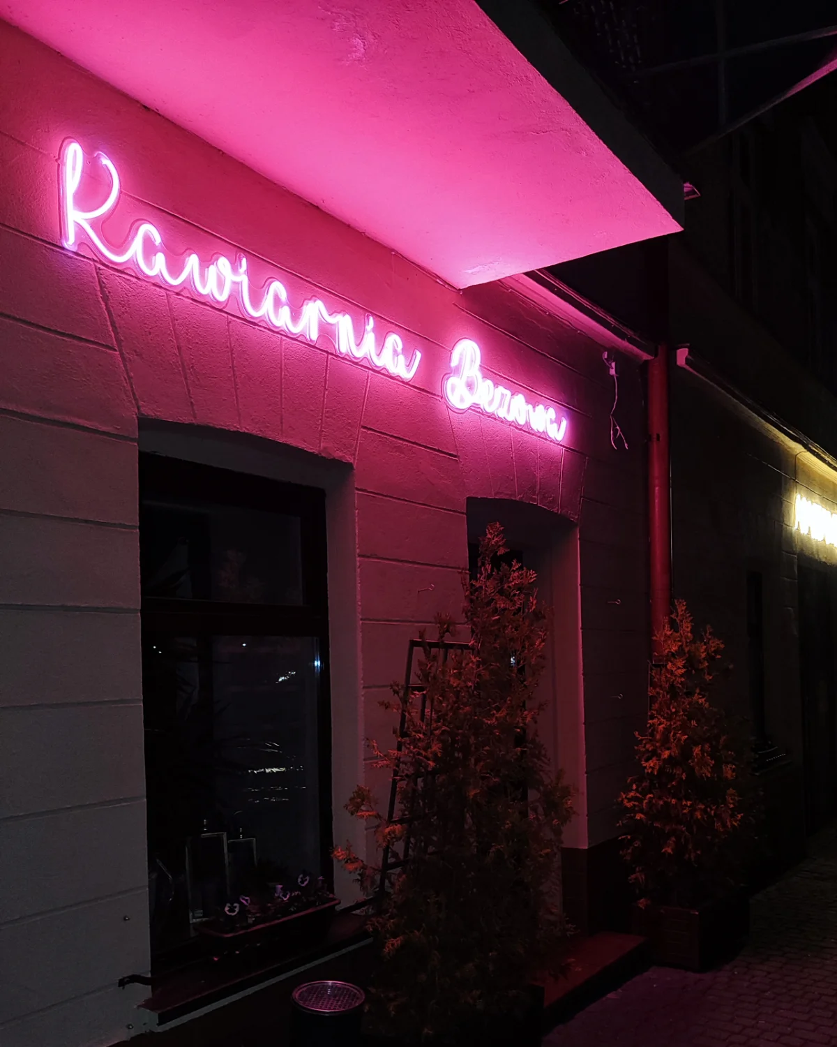 Różowy neon zewnętrzny Kawiarnia Bezowa na elewacji lokalu